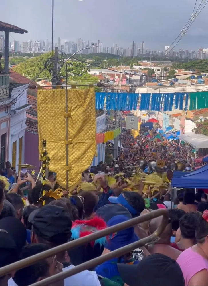 Bloco de Carnaval nas ladeiras de Olinda com vista para cidade Recife. Foto: Reprodução de imagem redes sociais.